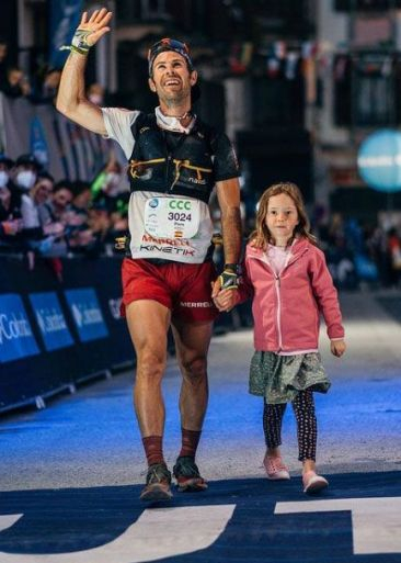 Pere Aurell crossing the finish line hand in hand with his daughter Onna at the UTMB